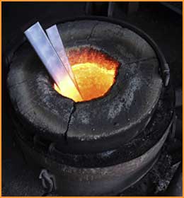 Tiegel zum Schmelzen von Bronze oder Aluninium für den Kunstguss einer Gedenktafel, Schrifttafel, Foto: Harms